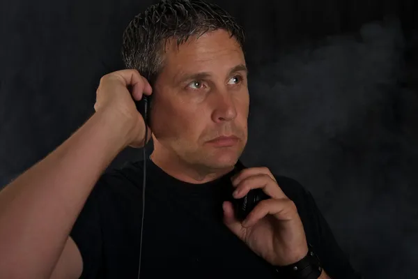 Masculino DJ escuta com fones de ouvido — Fotografia de Stock