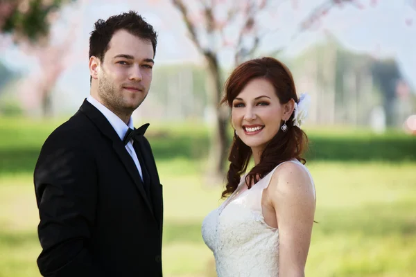 Pareja nupcial joven — Foto de Stock