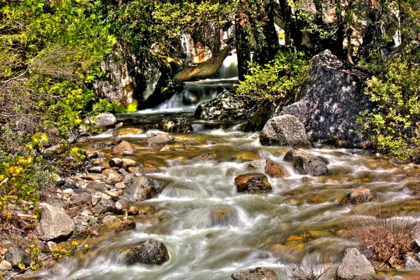 Água corrente em Yosemite — Fotografia de Stock