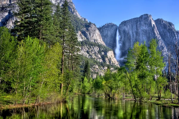 Yosemite Falls And Merced River — Stock Photo, Image