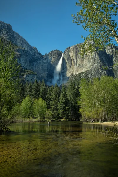 Yosemite-vízesés és a visszatükröző víz — Stock Fotó