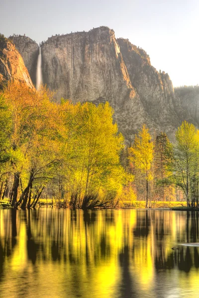 Tavasszal Yosemite-vízesés — Stock Fotó