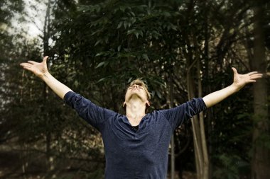 Selamlama yoga pose kollarında uzanan adam