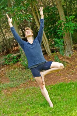 eğimli yoga ağaç poz