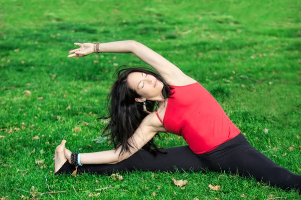 Woman Performs Side Bend in Park — Stock Photo, Image