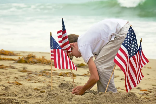 Young Boy Plants American Flags in Sand — Stock Photo, Image