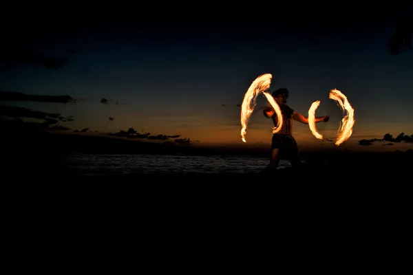 Un danseur de feu crée des cercles de feu — Photo