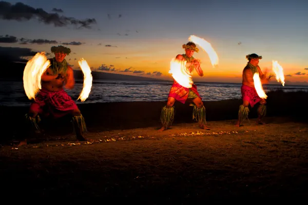 Tancerzy ognia o zmierzchu na plaży — Zdjęcie stockowe