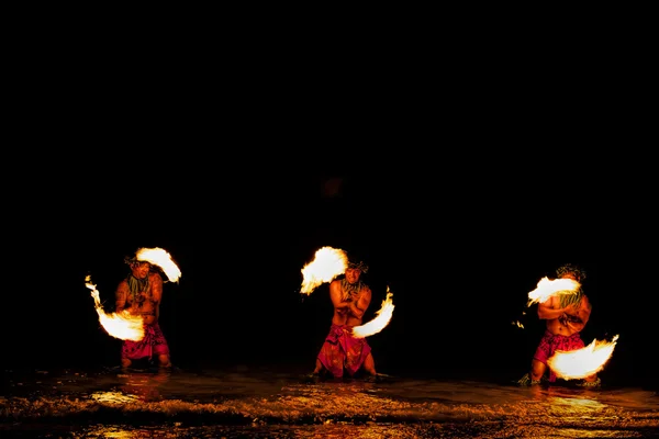 Dançarinos de fogo na água . — Fotografia de Stock