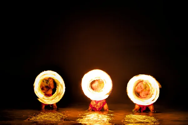 Χορευτές φωτιά δημιουργήσετε κύκλους του φωτιά, λαμπερό στο νερό — Φωτογραφία Αρχείου