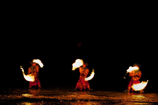 Танцоры огня в воде . Стоковое Фото