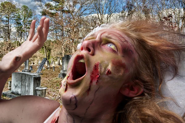 Zombie in begraafplaats schreeuwen — Stockfoto