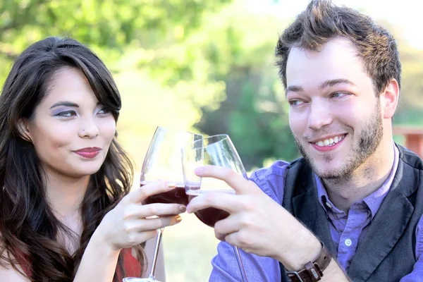 Couple Clinking Wine Glasses — Stock Photo, Image