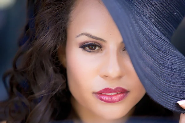 gizemli bir genç kadın siyah floppy şapka