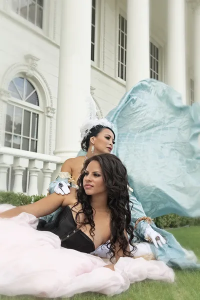 Beyaz sütun önünde iki göz alıcı güzellikleri