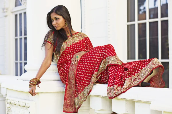 Yaslanmak içinde sari Hintli kadın — Stok fotoğraf
