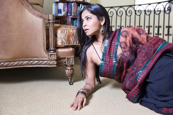 Индийская женщина в сексуальной позе — стоковое фото