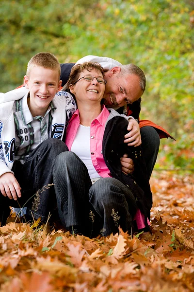 La familia feliz se divierte en otoño — Foto de Stock