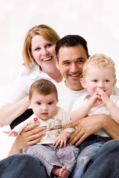 Retrato de familia feliz — Foto de Stock