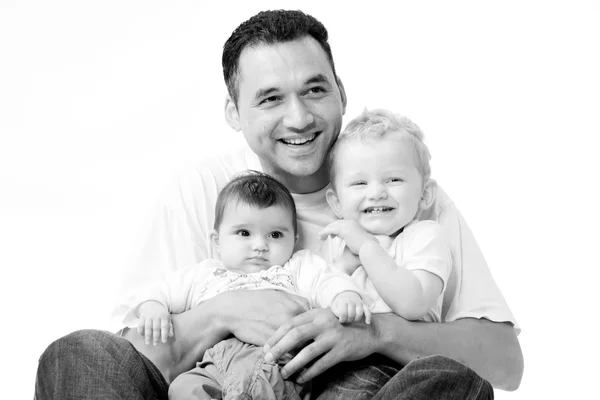 Sonriendo en el pecho de los papás — Foto de Stock