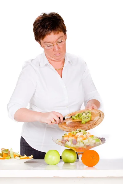 Add the kiwi into the salad — Stock Photo, Image