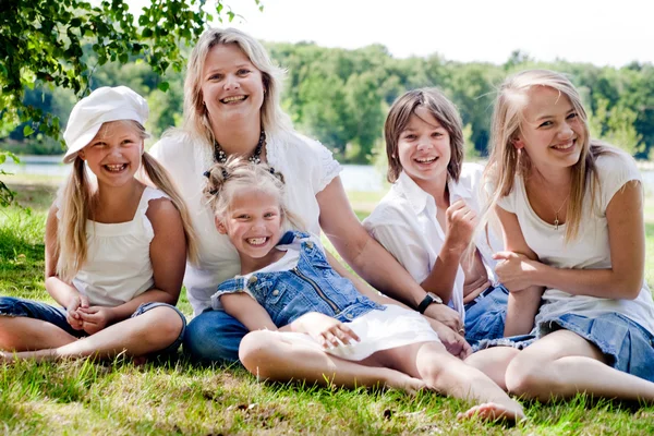 Jeansfamily med mamma — Stockfoto