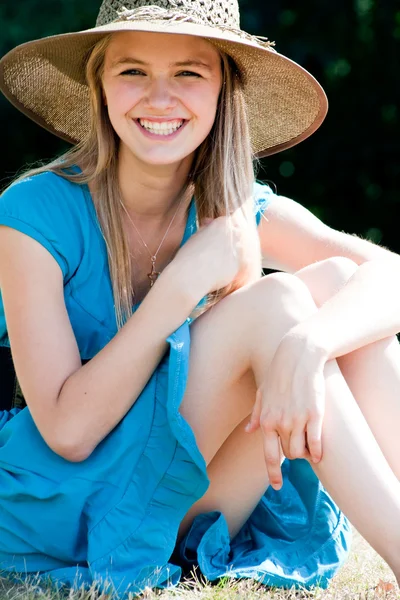 Livsstil flicka med en hatt — Stockfoto