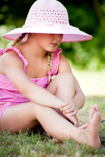 Γλυκό μικρό παιδί με ένα ροζ καπέλο — Φωτογραφία Αρχείου