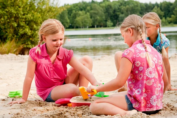 Leka med sand — Stockfoto