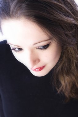 Yukarıdan gelen genç ve güzel esmer