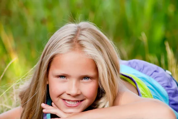 Usměvavá blonďatá holčička — Stock fotografie
