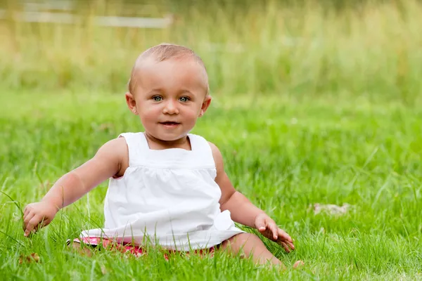 Dítě v trávě — Stock fotografie