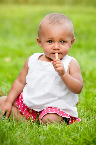 赤ん坊は彼女のクッキーを食べています。 — ストック写真