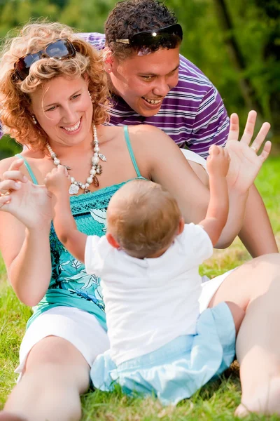 Spielen mit dem Baby — Stockfoto