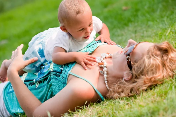 Krabbeln auf der Brust der Mutter — Stockfoto