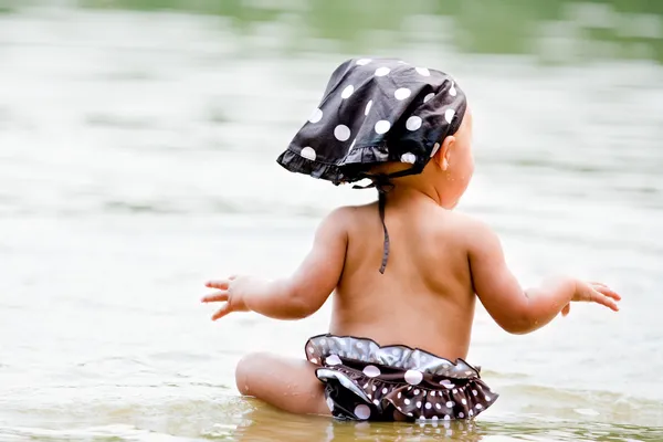 Baby i bikini i vattnet — Stockfoto
