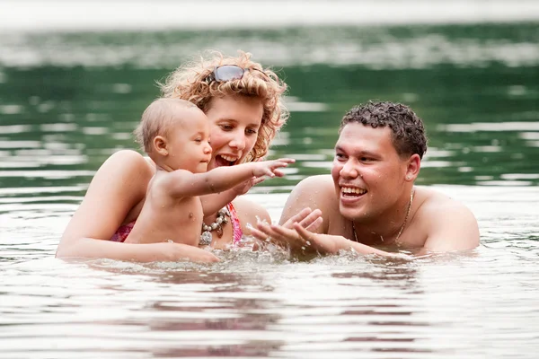 Família feliz na água — Fotografia de Stock