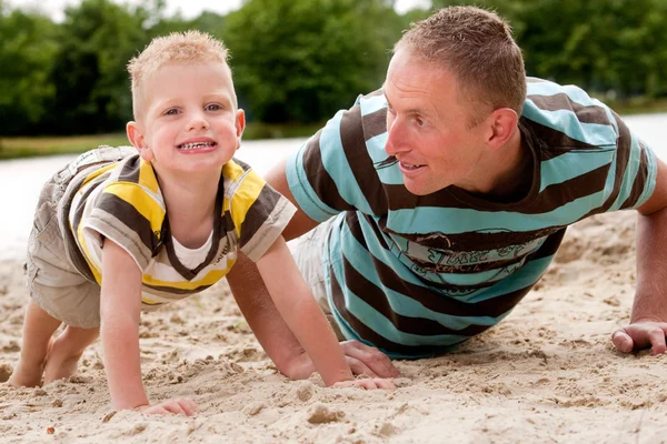 Padre e figlio che fanno flessioni — Foto Stock