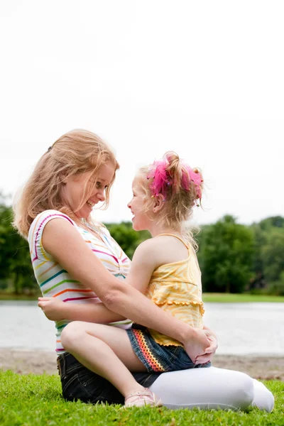 Madre e Daugther sull'erba — Foto Stock