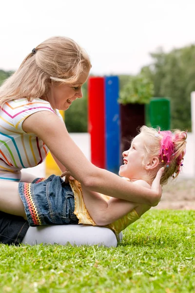 Madre sta giocando con la sua ragazza — Foto Stock