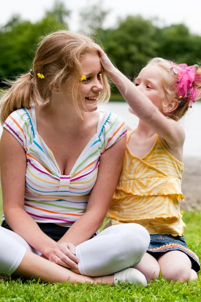 Flowers in moms hair — Stock Photo, Image