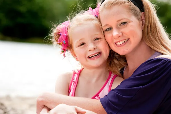 Madre y su pequeña niña — Foto de Stock