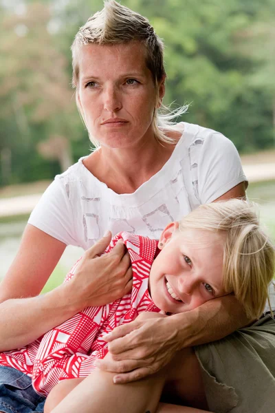 Madre y su chica sonriente —  Fotos de Stock