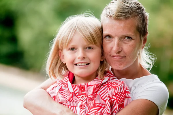 Mor och dotter porträtt — Stockfoto