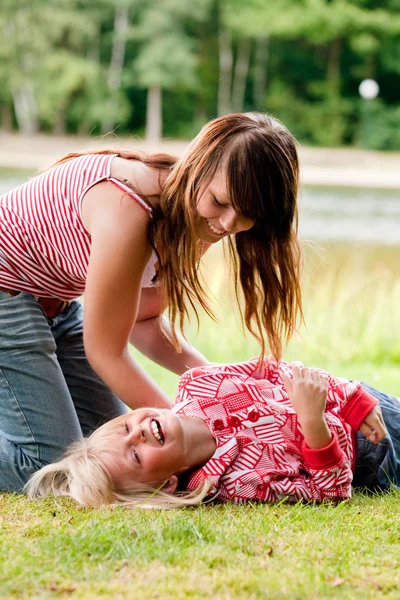 Mijn zus is lachen hardop — Stockfoto