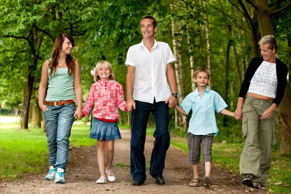 Stor familj promenad — Stockfoto