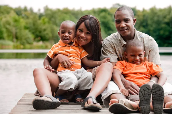 Familia africana en el muelle — Foto de Stock