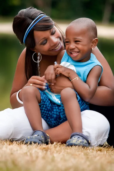 Mamma leker med sin son. — Stockfoto