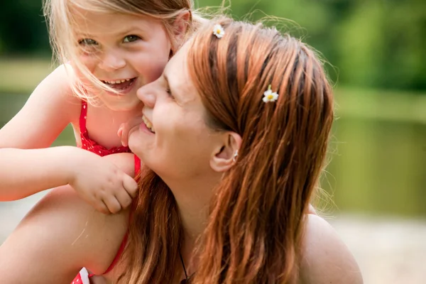 Mutlu anne ve kızı — Stok fotoğraf