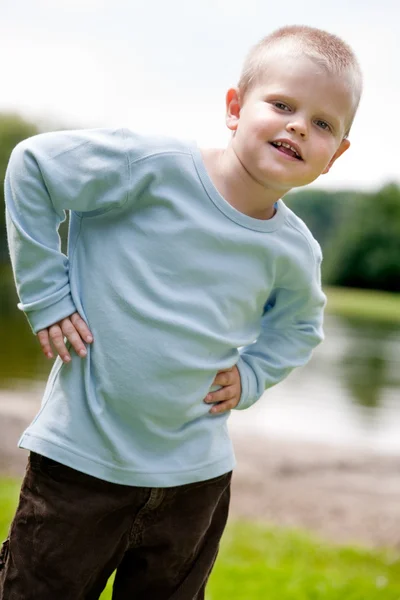 Grote jongen is poseren — Stockfoto